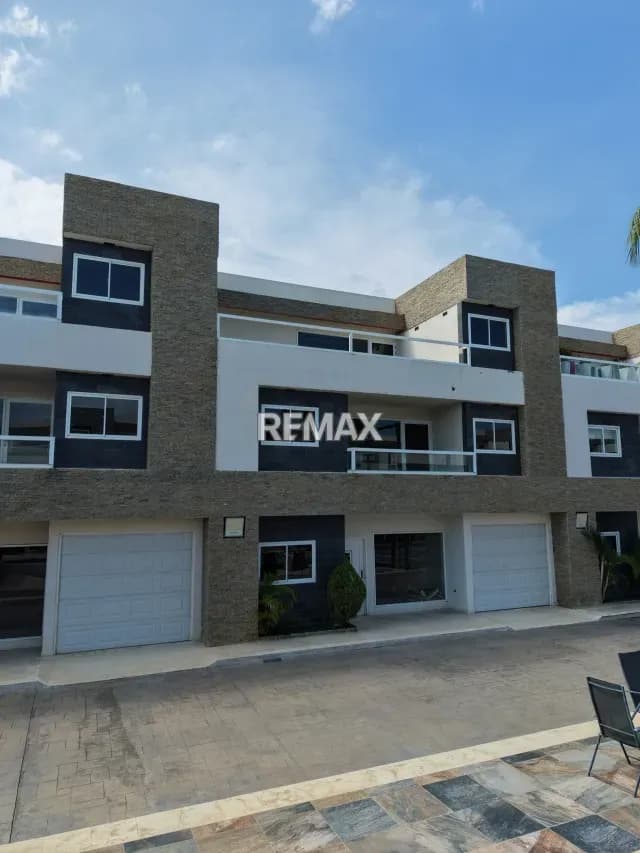 VENDE 7 TH EN GRIS en el Conjunto Residencial Villa El Doral, Av. Intercomunal, Sector Bello Monte, Cabimas.