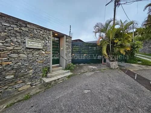 Maravillosa Casa Pareada En Venta En El Hatillo Con Sistema De Paneles Solares, Construida Con Materiales De Alta Calidad. Mfl 2617923