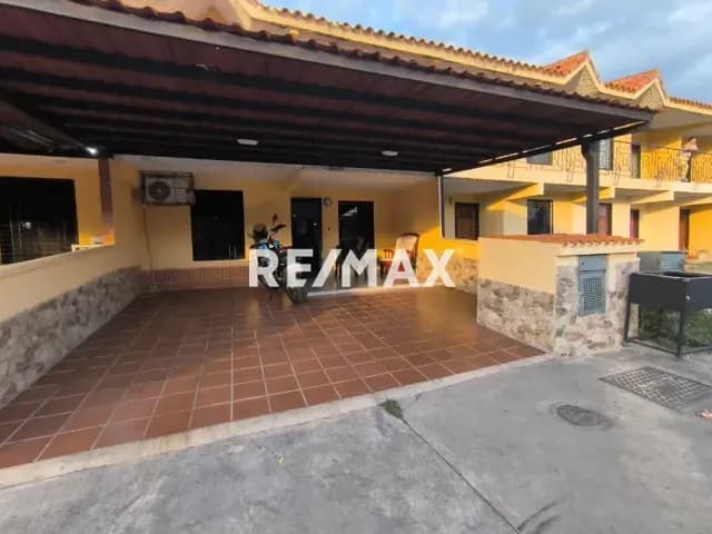 En venta Casa tipo aparto quinta Planta Baja, Conj. Res. El Arboral I Flor Amarillo