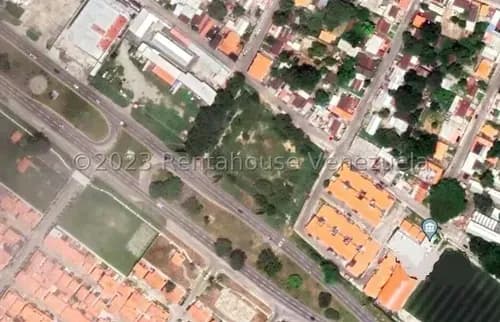 Raiza Suarez Vende Potencial Terreno Ubicado En La Avenida Intercomunal Cabudare-acarigua, 2 4 1 5 4 7 1 Rodeado De Importantes Establecimientos Comerciales Y Zonas Residenciales, Cercado En Bloque