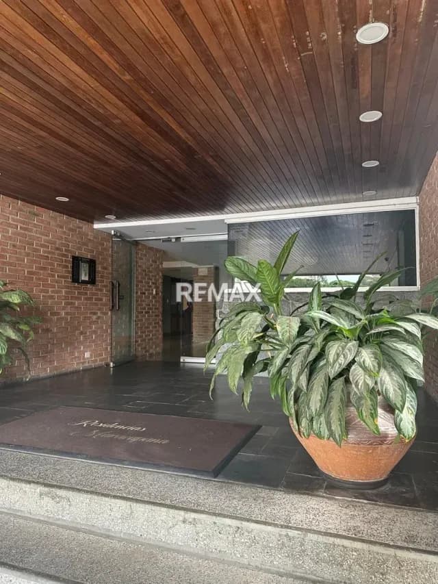 En ALQUILER amplio apartamento de 147 m² en El Peñón, Santa Gertrudis, con vista al Ávila, vigilancia, piscina y edificio con etiqueta verde.