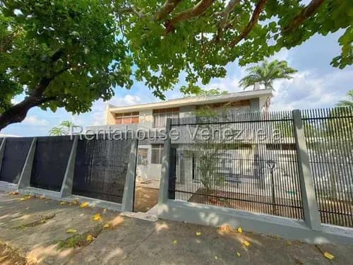 Se Vende Amplia Casa Ideal Para Remodelar En La Urb. Santa Elena, Barquismeto. Fc # 26-16559.