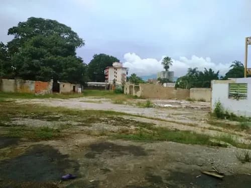 Terreno En Venta, Superficie Plana En Zona Norte De Valencia Detrás Del Seniat. Zenaida Quintero