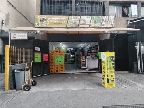 Oportunidad En Chacao Se Vende Fondo De Comercio Abasto Licorería 26-14686 Yp