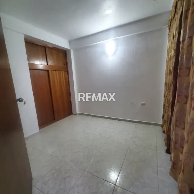 Alquiler de amplia casa de 2 niveles