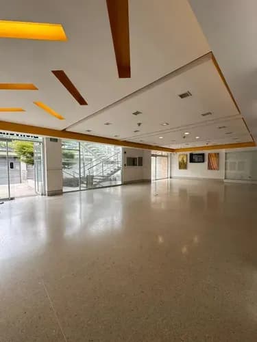 Edificio Comercial En La Av Cuatricentenaria Acabados De Lujo Y Equipados. Hp