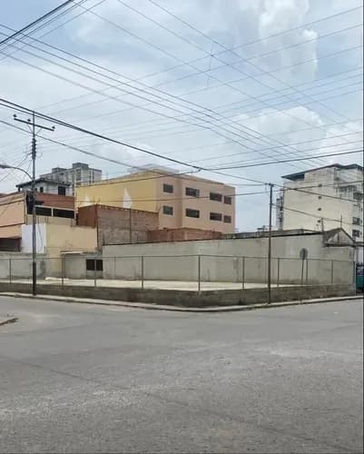 En Alquiler O Venta, Terreno Propio Con Bienechurías, Con Excelente Ubicación En La Calle Negro Primero, Con Calle Libertad, En Maracay Estado Aragua. Yb22.