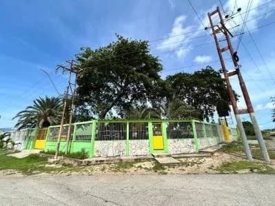 Terreno con locales comerciales