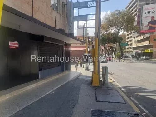 Los Dos Caminos !! Alquiler Fabuloso Local Comercial A Pie De Calle En Plena Av. Rómulo Gallegos, 100 M2, 1 Baño, 2 Puestos Estacionamiento. Ideal Para Toda Clase De Negocios. Imperdible Oportunidad !