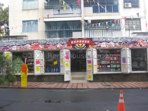 Cd / Excelente Oportunidad De Negocio En Los Chaguaramos A Pie De Calle, Goza De Clientela Fija, Es Un Negocio Exitoso, En Venta // Mls #23-22730