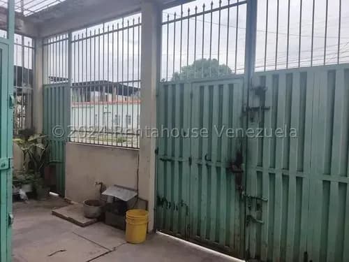 Casa De Multiples Niveles, Ideal Para Convertirla En Su Luga