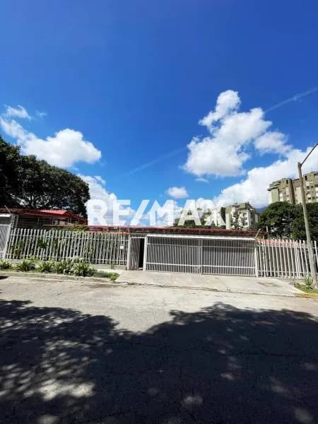 CASA EN VENTA - URB. MACARACUAY