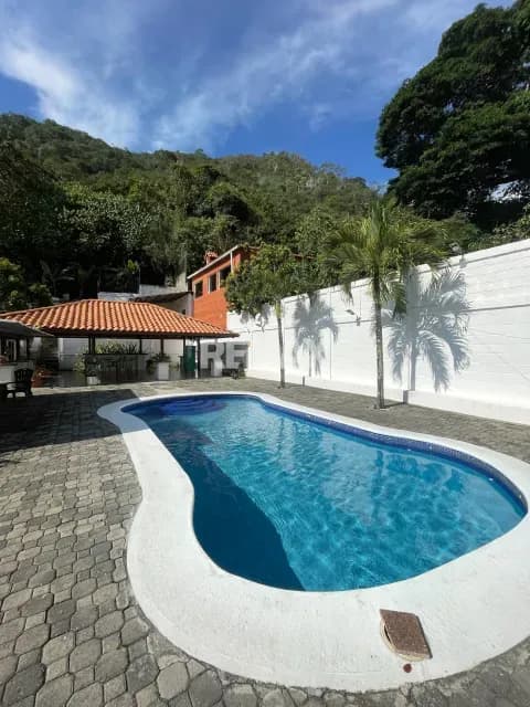 CASA FAMILIAR CON PISCINA
