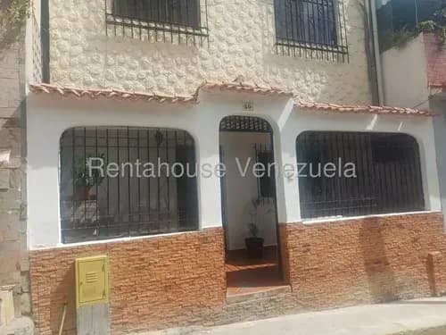 Se Ofrece En Venta Amplia Casa De 3 Niveles Ubicada En Catia