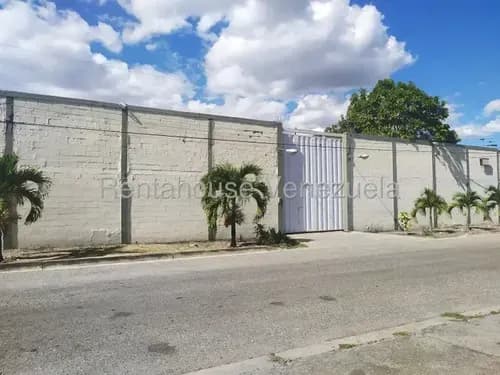 María Valera Vende Excelente Galpón En Zona Industrial 1 Barquisimeto, Cód. 25-24655, Amplia Oficina Con Baño, Área De Comedor, Buena Iluminación.