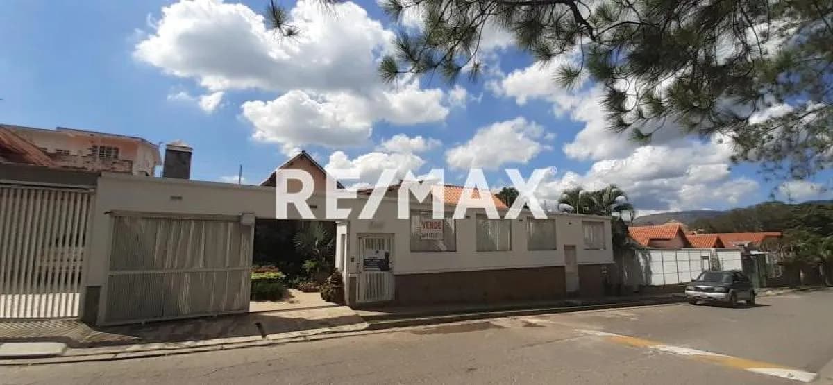 SE VENDE CASA A REMODELAR EN ALTOS DE GUATAPARO, TIENE DOS ENTRADAS