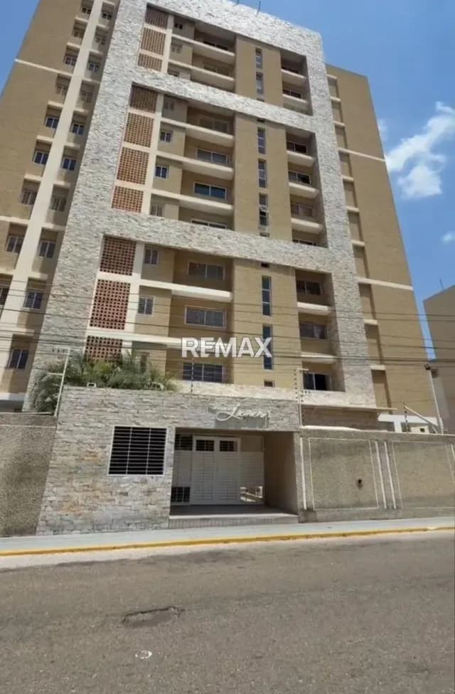 Apartamento en Alquiler Res Leonor I