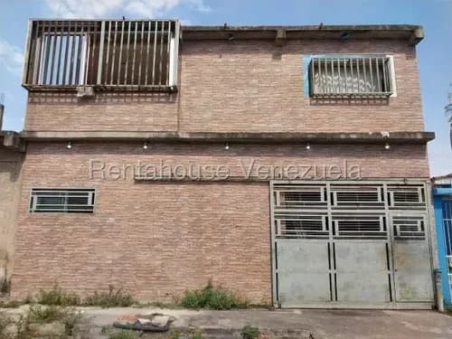 Jv Vende Casa Dúplex Con 450 M2 De Reciente Reconstrucción, Posee Sala, Comedor, Bella Cocina En Mampostería Con Sus Dos Topes Gas Y Eléctrico 26-16131 Mar18