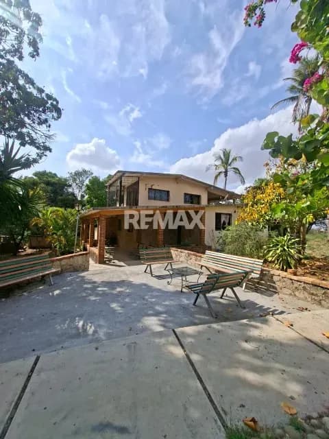 EN VENTA TERRENO CON CASA Y TANQUE SUBTERRANEO DE 150.000 LITROS