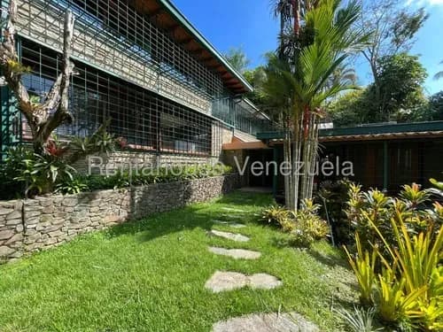 Casa De Excepcional Belleza, Distribución, Vista, Espacios Y Paisajismo. Tiene Unos Jardines Diseñados En Perfecto Equilibrio Con El Entorno. Vista Al Hoyo 11 Del Campo De Golf. A