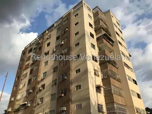 Apartamento Con Excelente Ubicacion Y Distribucion Piso Bajo En Zona Tranquila Y Fresca Con Balcon, Cercano A Comercios, Avenidas,.