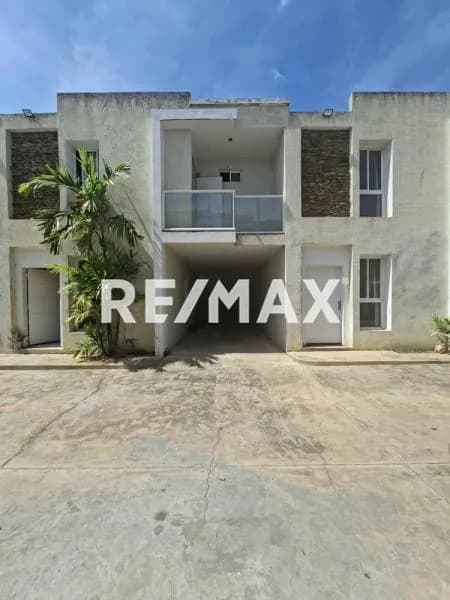 TOWNHOUSE MODERNO PARA ESTRENAR EN LA COROMOTO