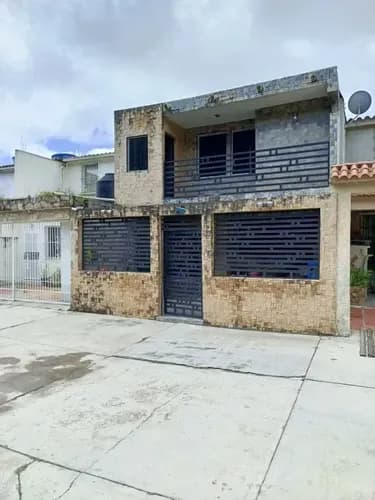 Mc Se Vende Apartoquinta Urb. Sabana Larga Calle Cerrada Consta De 2 Niveles 100 Mts2 Posee Cocina, Sala Área De Desayunador 3 Habitaciones 2 1/2 Baños Pisos De Porcelanato