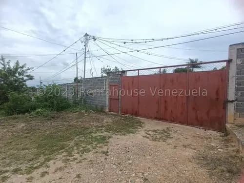 Dennymar, Vende Terreno De 1.149m2 En Vías Principales De Agua Viva Cabudare. Con Bienhechuría Y Material Para Finalizar Al Gusto, 3hb 2bñ. B5a4307.