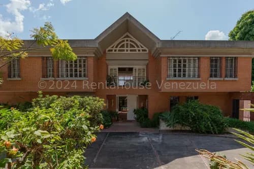 Hermosa Casa De Estilo Europeo ,con Amplias Áreas Sociales Que Se Conectan Con La Terraza Y El Hermoso Jardín Con Vista Al Ávila,