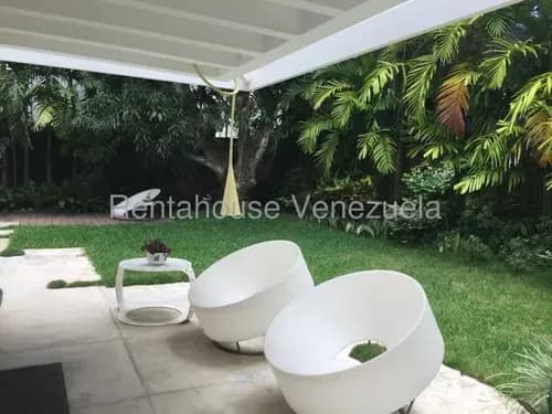 San Roman Yt 26-19387 Se Vende Elegante, Exclusiva, Moderna Casa, Con Todas Las Comodidades Y Espectaculares Ambientes Y Detalles. Bello Jardín Plano Con Terrazas. Maravillosa Ubicacion.