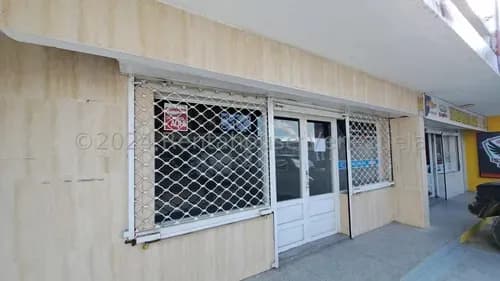 Amplio Local Comercial En Alquiler En El Centro De Punto Fijo # 26-20681