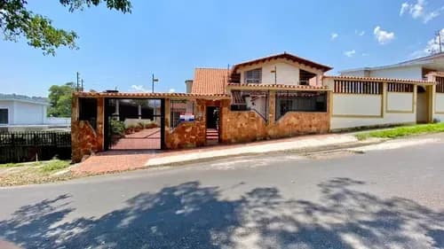 Xv, Casa En Ubicada En Las Lomas