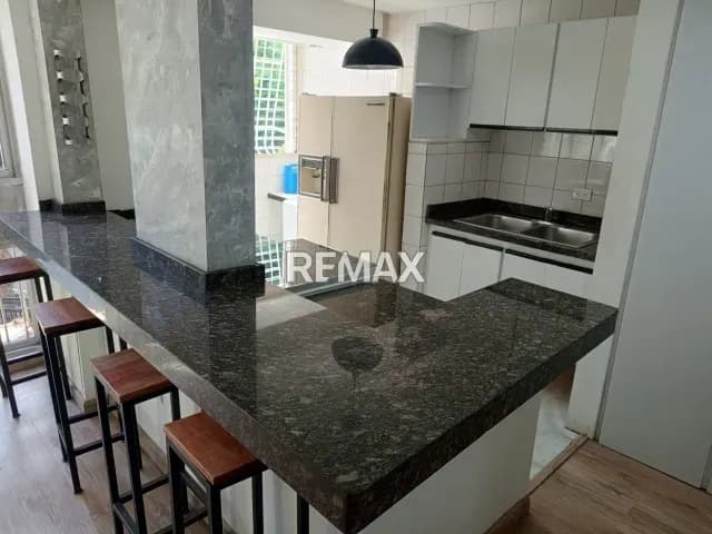 VENTA APARTAMENTO PARA REMODELAR UBICADO EN BELLO MONTE,BARUTA, CARACAS.
