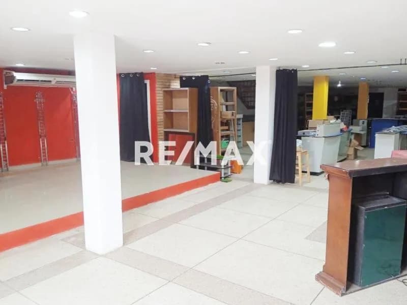 Local en Venta de 3 Niveles