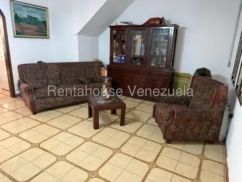 Raíza Suárez Vende 2 6 1 5 0 4 1 Amplia Casa De Dos Plantas Con 3 Habitaciones, 2 Baños, Sala Comedor Cocina, En El Centro De Barquisimeto