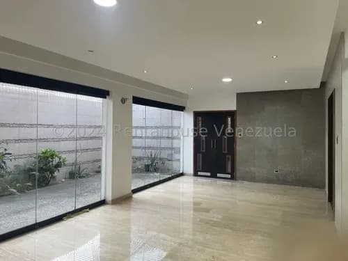 Casa En Alquiler - El Marques - 26-11033 / Edgarys Aranguren