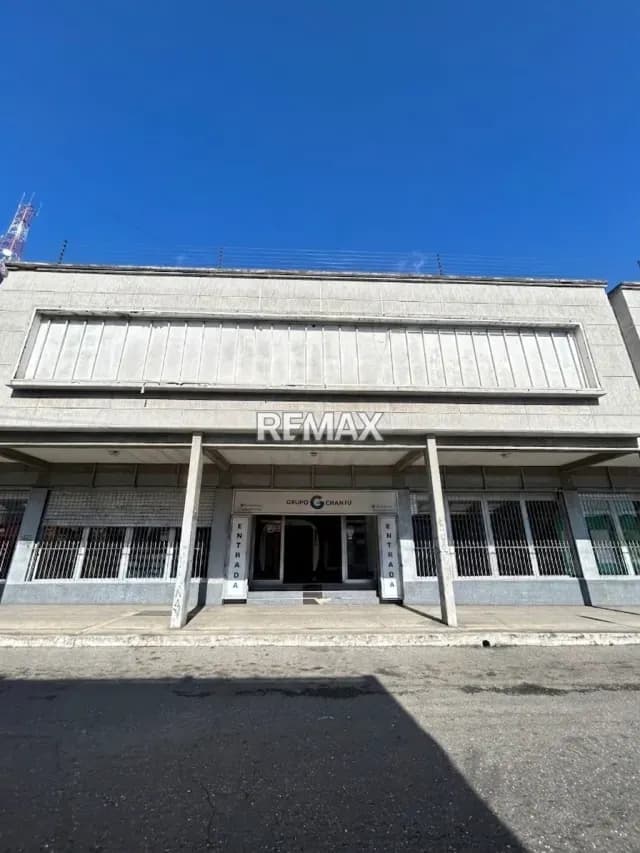 Galpón con edificio nueva data operativo