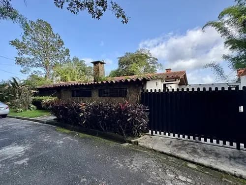 Venta Casa Urbanización Loma Larga, Municipio El Hatillo, Caracas. Vista De Ensueño Y Gran Potencial