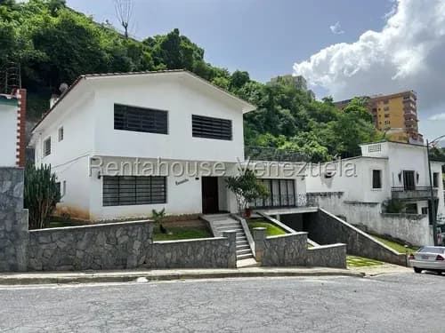 Amplia Y Hermosa Casa Tipo Duplex Con Gran Terraza En Venta. Urb. Colinas De Bello Monte.