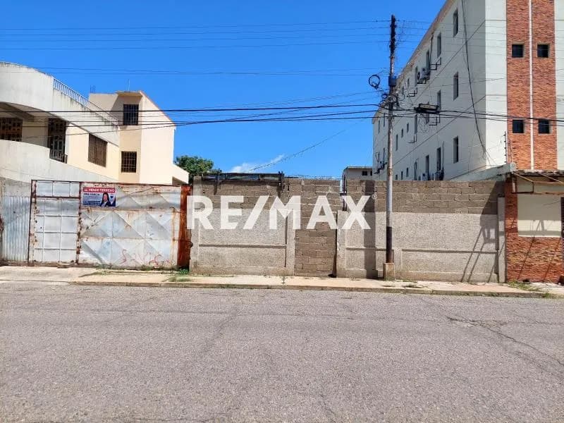 TERRENO DE 500 M2. CALLE BOMPLAD. A UNA CUADRA DE LA AV GRAN MARISCAL DE CUMANÁ