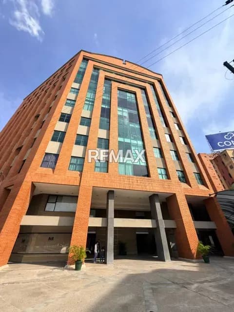 Alquiler de oficina al este en Avenidas principales totalmente equipada