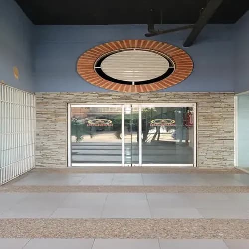 Eglee Suarez Vende Oficina Comercial En El Cc Divino Niño, Urb. Agua Blanca. Plof-146