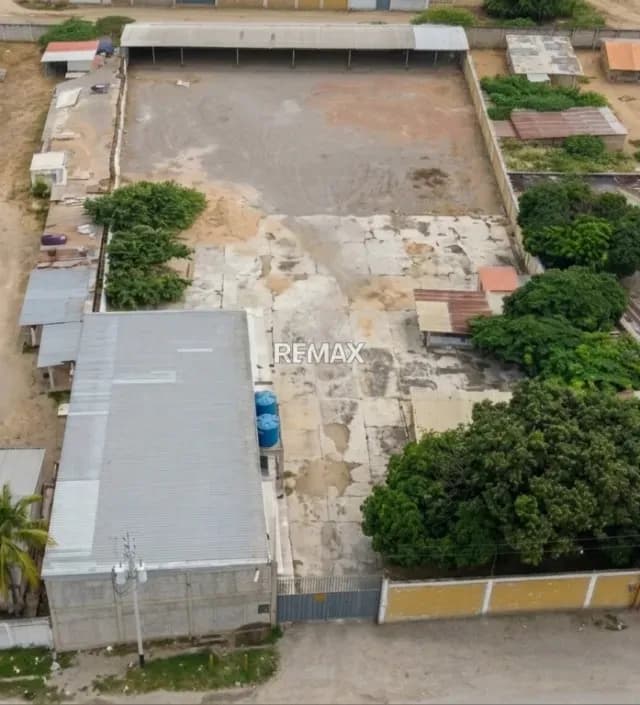 Terreno con galpones industrial