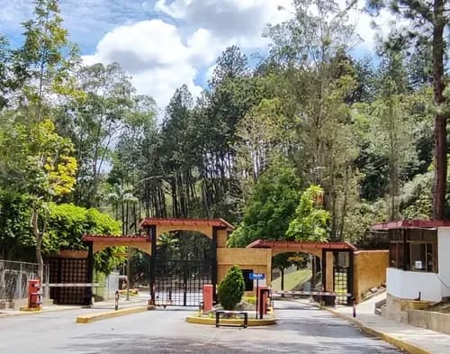 Dgj 100% Inversiones Ofrece En Venta Amplio Apartamento En La Urbanización Las Salías San Antonio De Los Altos. Ofreciendo Un Agradable Clima De Montaña, Agua Constante Y Seguridad.