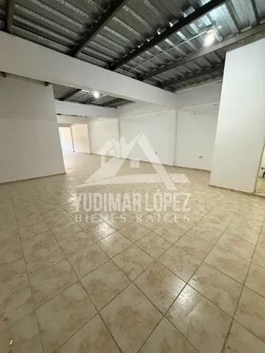 Amplio Local En Alquiler Con Excelente Ubicación Comercial En Santa Rosa
