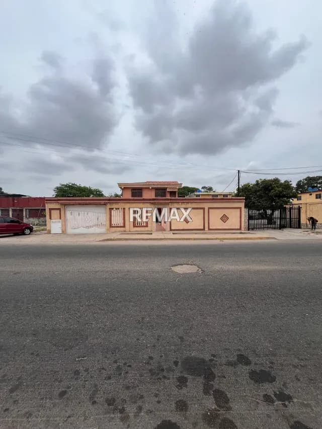 Dos Casas Residenciales a una cuadra de la Limpia
