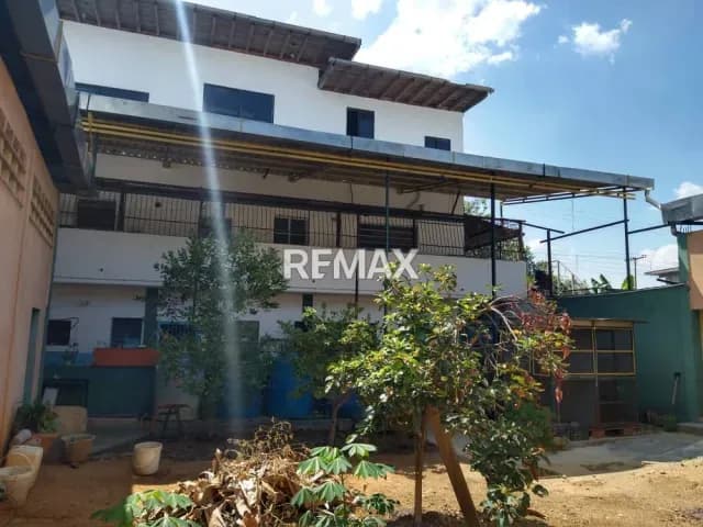 Galpón, locales y apartamentos en La Romana 668 Mts2.