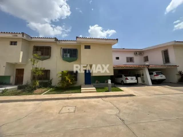 TOWNHOUSE EQUIPADO EL PEDREGAL