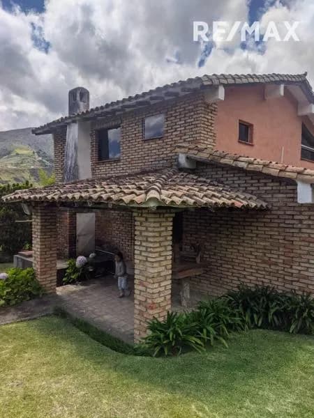 Se Vende Propiedad de Estilo Campestre: Jardines, Vista a la Montaña y Diseño Único en Casa Teja