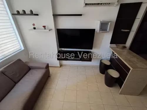 Apartamento En Venta Comodo, Moderno Equipado, Piso Medio, Zona De Excelente Clima Y Seguridad El Rincon Naguanagua Diana C, 26-15575